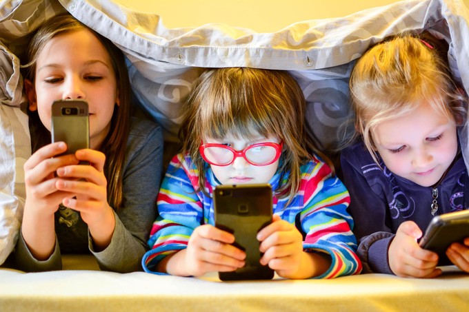 Sokat telefonozik a gyerek? Nem úgy hat a képernyő a gyerekek agyára, ahogy eddig hittük! című cikk nyitóképe