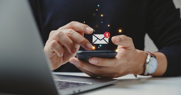 Folyton a hírfolyamot pörgeti? Nagyobb terhet ró az idegrendszerére, mint gondolná