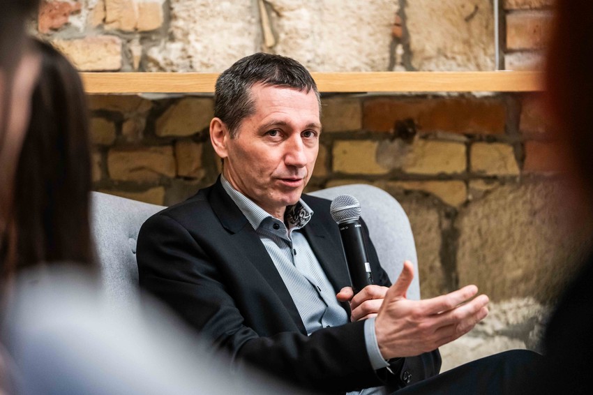 A magyarok többségének nincs elég információja a vastagbélrákról, a vizsgálattól félnek, valamint a tradicionális férfi szerepfelfogás is visszatartja őket a szűrővizsgálattól – mondta el Dr. Sike Róbert, azAffidea Magyarország gasztroenterológus-belgyógyász szakorvosa.