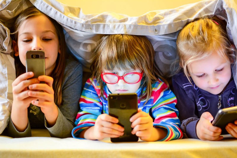 Sokat telefonozik a gyerek? Nem úgy hat a képernyő a gyerekek agyára, ahogy eddig hittük!