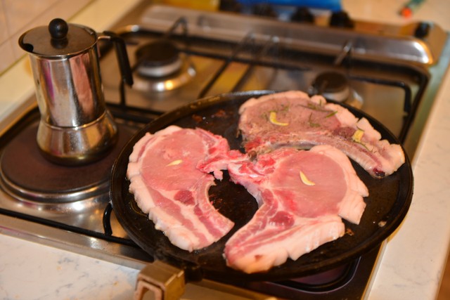 Okozhat-e ételmérgezést az előző héten kisütött karaj? Az orvos válaszol