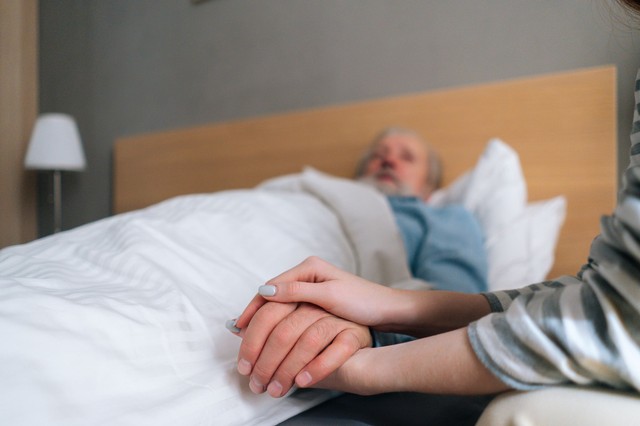 Mit mondhatunk a haldoklónak? A pszichoterapeuta szerint nincsenek rossz szavak