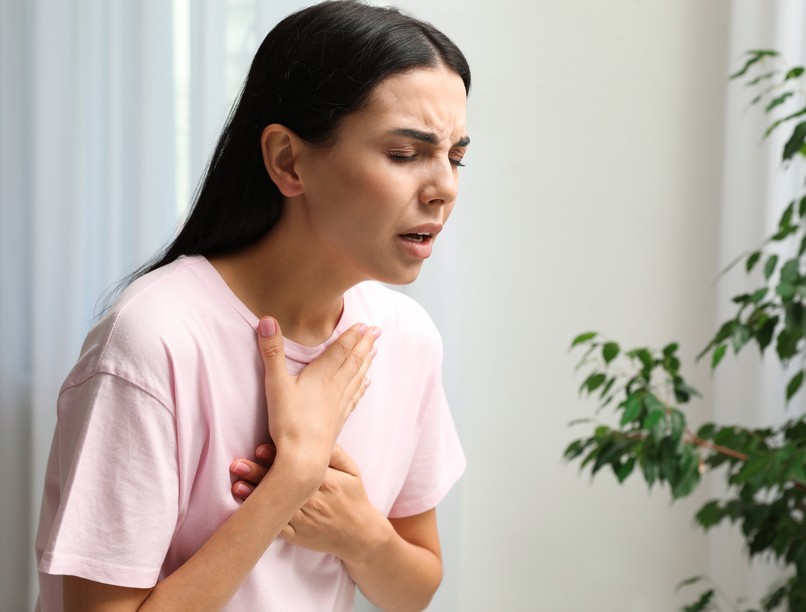  reflux, pánik, mellkasi panasz, remegés