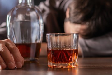 Édesapám már éjszaka is kijár alkoholt inni - hová fordulhatunk?Az orvos válaszol