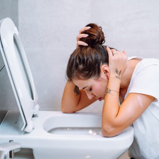 Egy fiatal nő napokig tartó hányással küzd – óránként akár 15-ször is mehet a WC-re című cikk nyitóképe