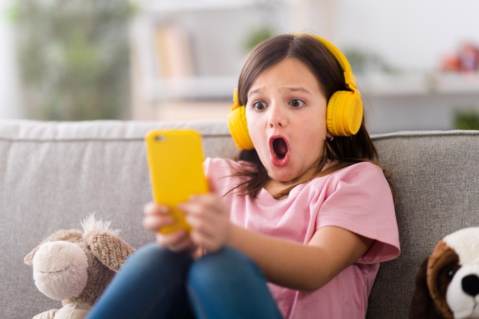 Biztonság és internet: így válhat veszélytelen tereppé a gyerekek számára a kibertér című cikk nyitóképe