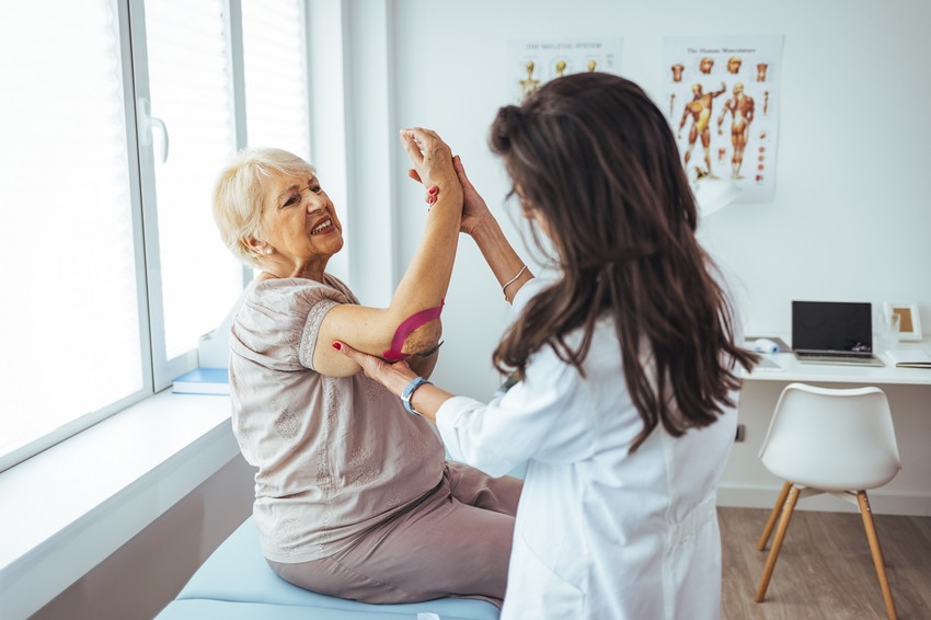 Egy fájós váll nehezebbé teheti a mindennapokat. Az orvos ezt tanácsolja!