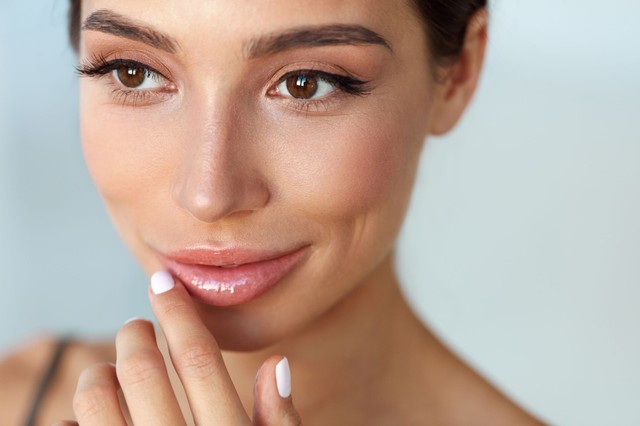 Mielőtt megszólal, már elárulja magát: ezt jelzi a szemöldök egyik apró rándulása a szakértők szerint