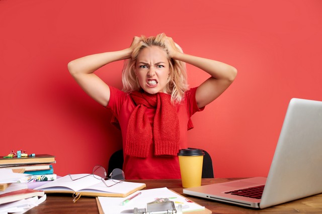 Túlevés, alkohol, fájdalomcsillapítók - a munkahelyi stressz az oka mindennek?