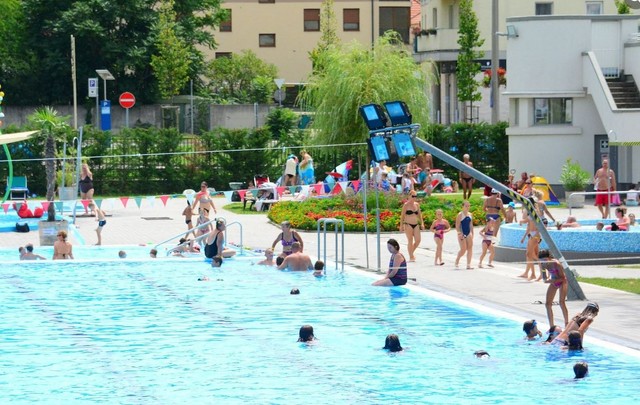 Egy 55 éves férfi majdnem belefulladt a fehérvári strand medencéjébe