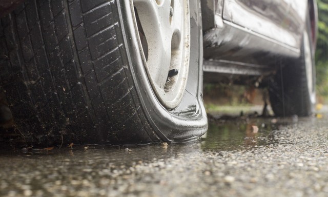 Rosszul indult a nap: legalább 40 autó kapott defektet az M1-es autópályán