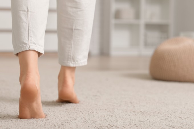 Otthon, mezítláb - vajon jót tesz vele, ha így mászkál? A válasz meglepő lehet című cikk nyitóképe