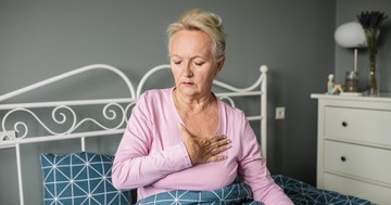 Mellkasi fájdalom lefekvéskor: szívelégtelenség, stressz vagy reflux az oka?