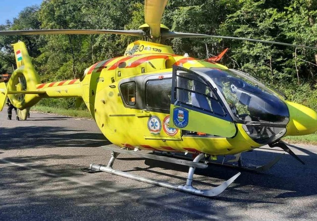 Lezuhant egy siklóernyős: tűzoltók tették mentőhelikopterbe a sportolót