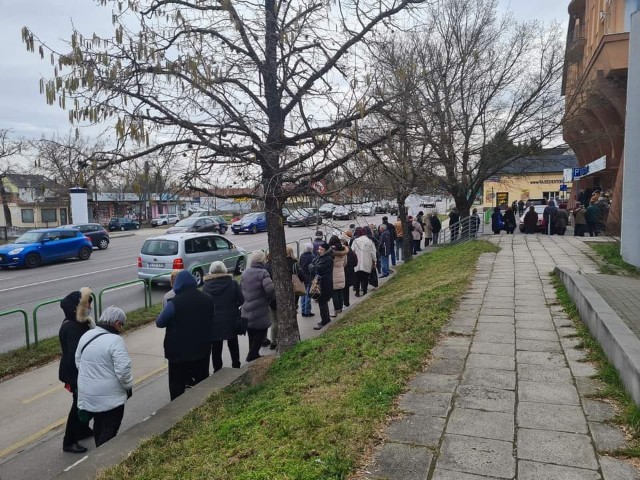 A sor a szolgáltató előtt