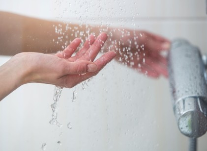 Valóban segít a váltott zuhanyzás a fogyásban? Íme a leggyakoribb tévhitek szakértői magyarázattal című cikk nyitóképe