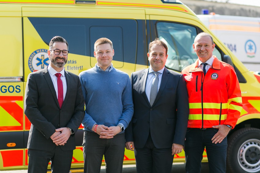 Dr. Csató Gábor, az Országos Mentőszolgálat főigazgatója, Filip Malenak, a Medical Information Technologies fejlesztője, Dr. Budai J. Gergő, a Vodafone Magyarország vezérigazgató-helyettese és a Vodafone Alapítvány kuratóriumának tagja és Győrfi Pál, az Országos Mentőszolgálat szóvivője.