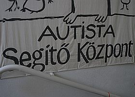 95 millió támogatás autista szervezeteknek