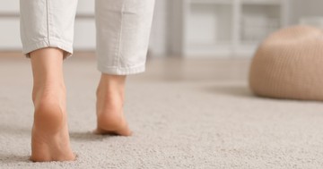 Otthon, mezítláb - vajon jót tesz vele, ha így mászkál? A válasz meglepő lehet