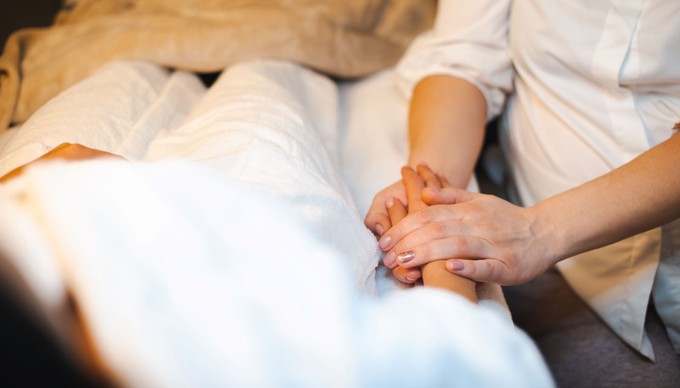 Miről beszéljünk az utolsó napokban? Így törjük meg a csendet a haldokló ágya mellett című cikk nyitóképe