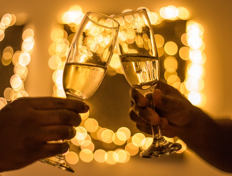 koronavírus, szilveszter, ünnep, koccintás, pezsgő