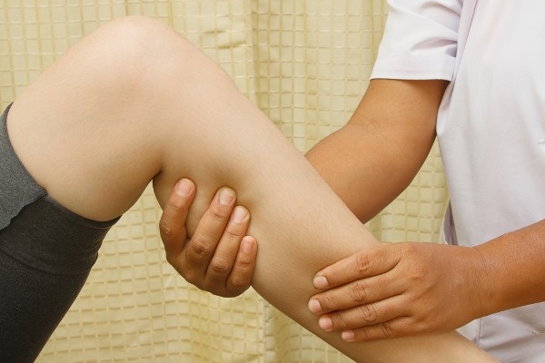 Mozgassuk a fájós térdet vagy pihentessük?