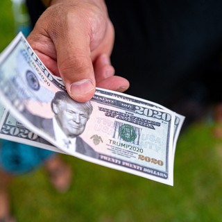 Kiderült, milyen betegséget próbáltak eltakargatni sminkkel Donald Trump kezén című cikk nyitóképe