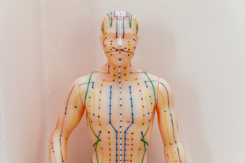 Az akupunktúrás pontok a meridiánokon helyezkednek el. Érzékenységük betegségekre utal. Minden betegségre egy meghatározott pontkombináció, azaz mintázat jellemző. tehát egy-egy betegség egy-egy geometriai alakzatnak fogható fel.