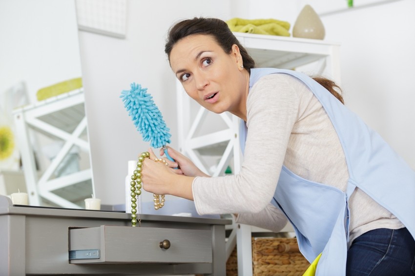 Három asszony járt fel különböző időpontokban a nehezen mozgó házaspárhoz, hogy ápolják, gondozzák őket, takarítsanak a lakásban.