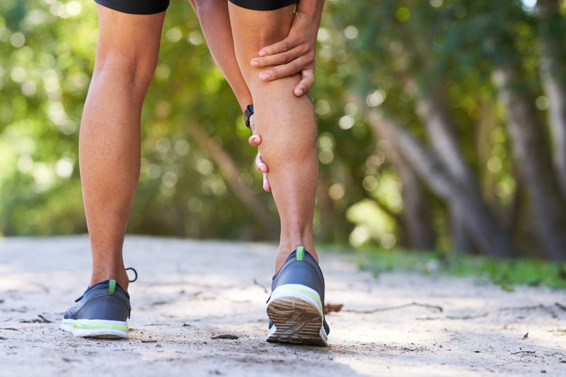 Furcsa, de hatásos trükköt osztott meg az orvos a kínzó lábgörcsök ellen – Ön bevállalná?