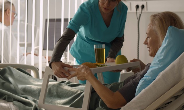 Tömeges ételmérgezés: romlott ételt kaptak egy budai kórház betegei