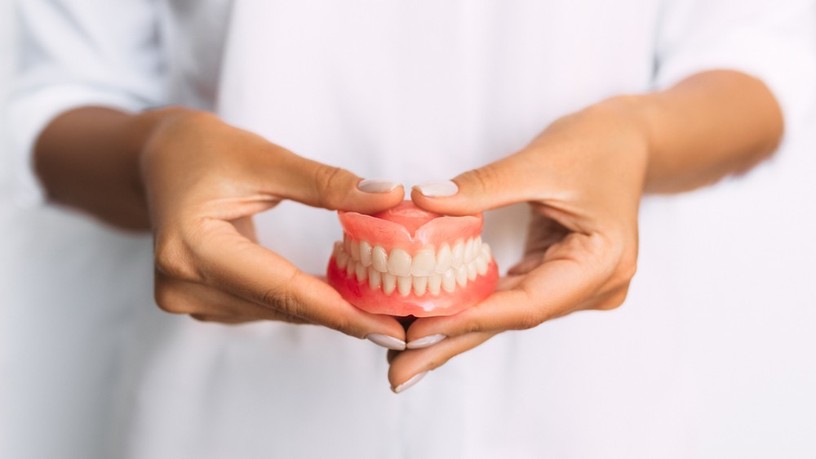 Műfogsor-stomatitis, oka, tünetei, kezelése és veszélyei, candida, fertőzés, protézis