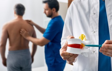 Sokszor elzsibbad a lába? Porckorongsérv tünete is lehet!