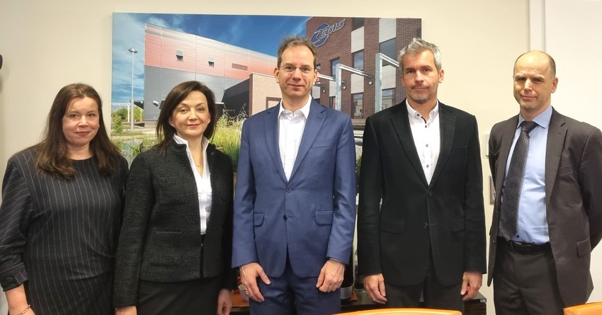 A fényképen a következő személyek szerepelnek (balról jobbra):Szikora Réka, Teva, Üzletfejlesztési igazgatóhelyettesJelena Livsica, Teva, Igazgatóság tagjaPoroszlai Csaba, Egis, VezérigazgatóSzedlák Zsolt, Teva, Igazgatóság tagjadr. Soós Marcell, Egis, Akvizíciós igazgató