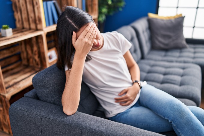 Derékfájás, puffadás, székrekedés: ezekkel a tünetekkel mindenképpen menjen nőgyógyászhoz! című cikk nyitóképe