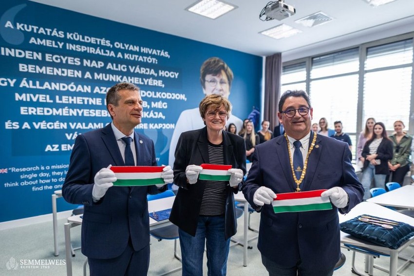 A kutató nagy megtiszteltetésnek nevezte, hogy a Semmelweis Egyetem róla nevezte el egyik tantermét, és jó tanulást kívánt a hallgatóknak.