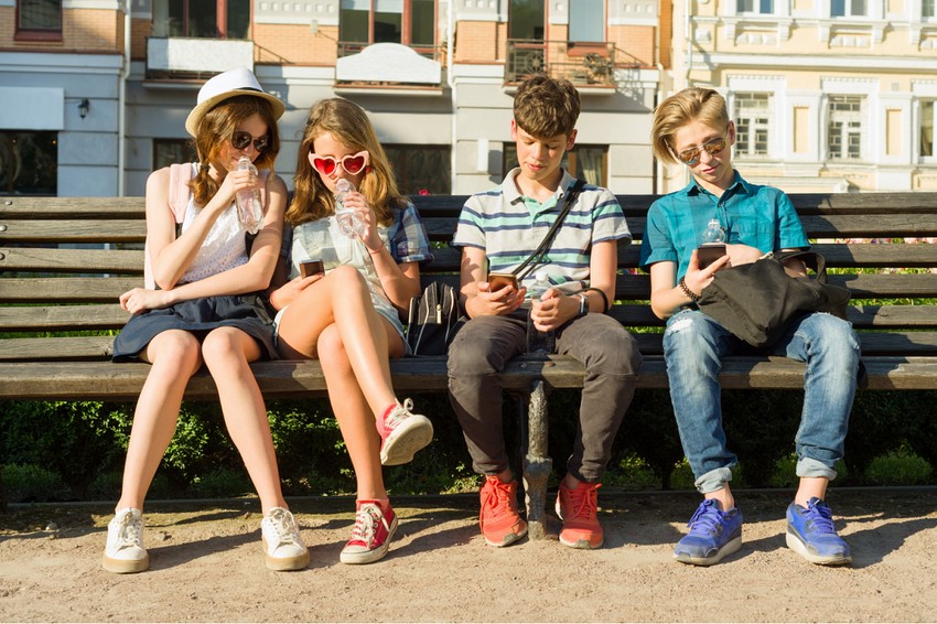 Van még értelme hagyományos, offline gyerekkort kívánni a gyerekeinknek?