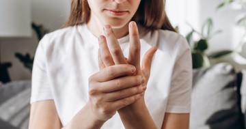 Gyakran zsibbad a keze? Ekkor jelzi a pajzsmirigy és a gerinc problémáját
