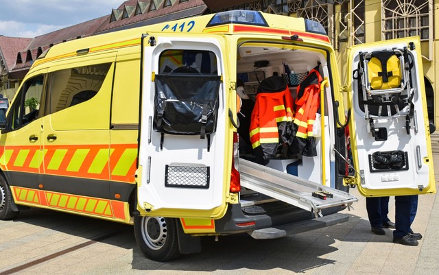 Már a mentősök sincsenek biztonságban! Gyakran éppen a betegek támadnak rájuk