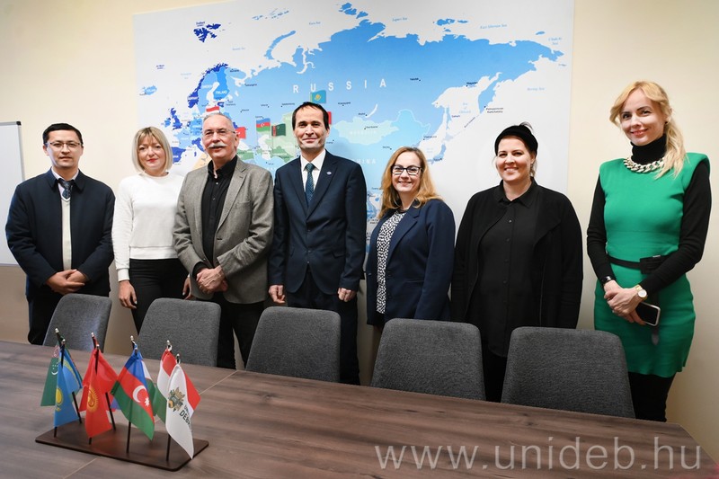 A Debreceni Egyetem Gyógyszerésztudományi Kara és a Taskenti Gyógyszerészeti Intézet a tervek szerint bakteriofág alapú gyógyszerkészítményeket is kutatnának, fejlesztenének közösen.