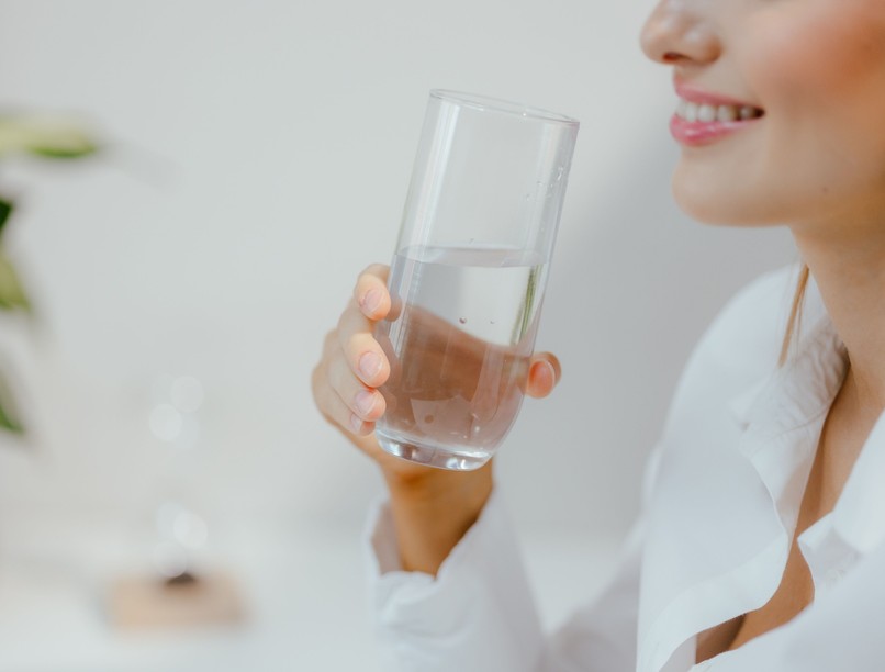 színes pohár víz éhgyomorra reggel