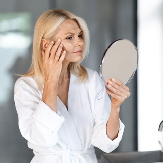 Időskori bőrnövedékek: ártalmatlanok, de zavaróak – így szabadulhat meg tőlük című cikk nyitóképe