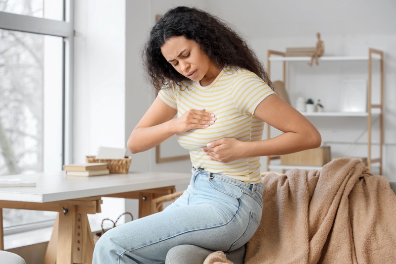 Mellfájdalom: lehet, hogy emlőrák? Nem minden mellfájdalom egyforma – így értelmezze helyesen a tünetét!