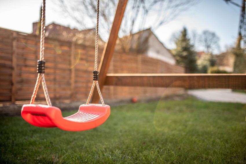 A vakcianinfós orvosoknak visszajelzett a nagymama, akinek a 8 éves unokája alatt leszakadt a hinta.