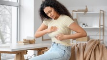 26 évesen csomót talált a mellében – mellrákot diagnosztizáltak nála, pedig túl fiatalnak tartották hozzá című cikk nyitóképe