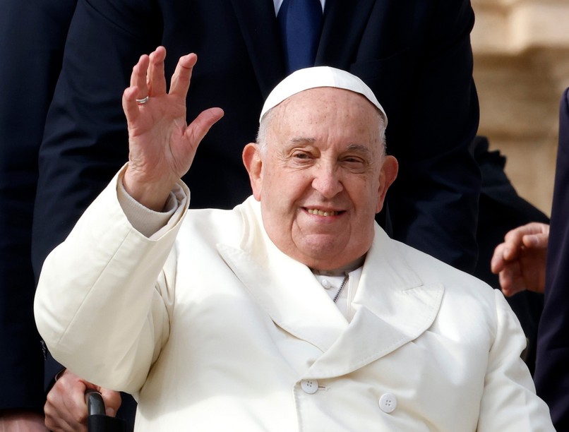 Vatikán: Ferenc pápa állapota válságos