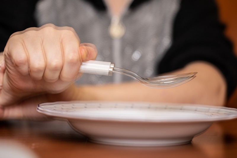 Kézremegés: a Parkinson-kór kezdetén nyugalmi állapotban jelentkezik