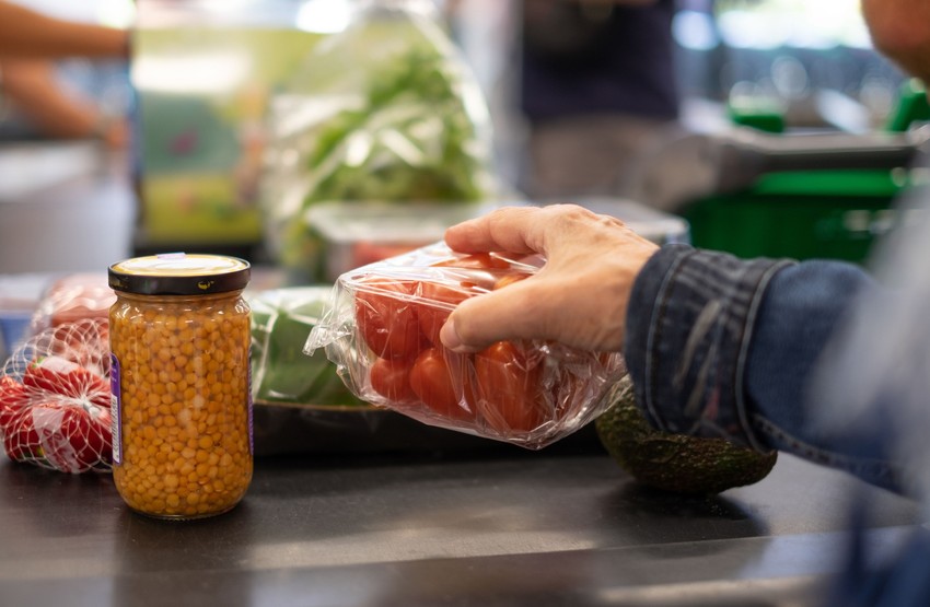 Élelmiszerekkel kapcsolatba kerülő anyagokból az életünk során közel fél kilogramm mennyiséget fogyasztunk el.