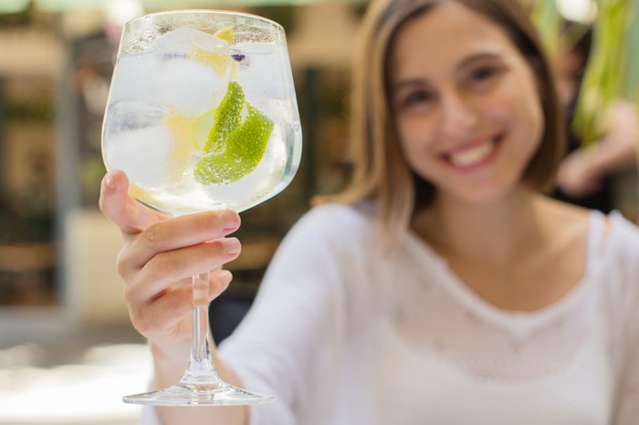 Minden alkalommal erős fájdalmat érzett a fiatal nő, amikor alkoholt ivott – ez a tünet mentette meg az életét