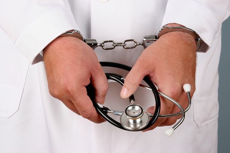 Vesztegetés: nyomozást indítottak a nyíregyházi kórház egyik orvosa ellen